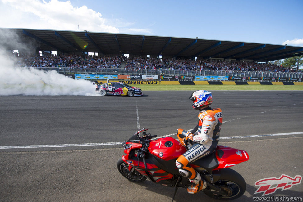 Casey Stoner observa el donut de Whincup