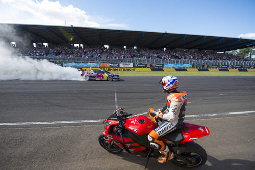 Casey Stoner observa el donut de Whincup