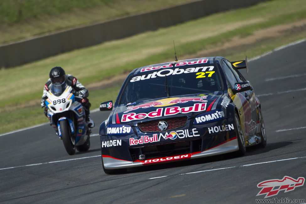 Casey Stoner y Craig Lowndes rodando juntos