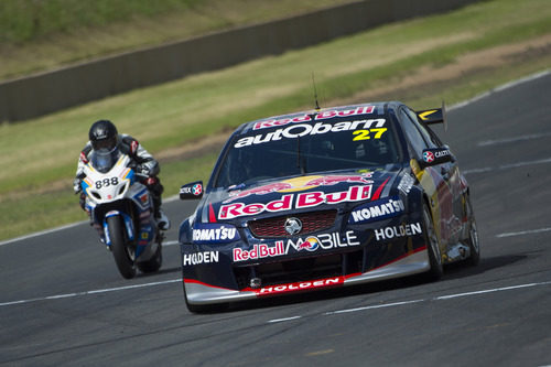 Casey Stoner y Craig Lowndes rodando juntos