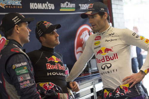 Mark Webber habla con sus compañeros pilotos