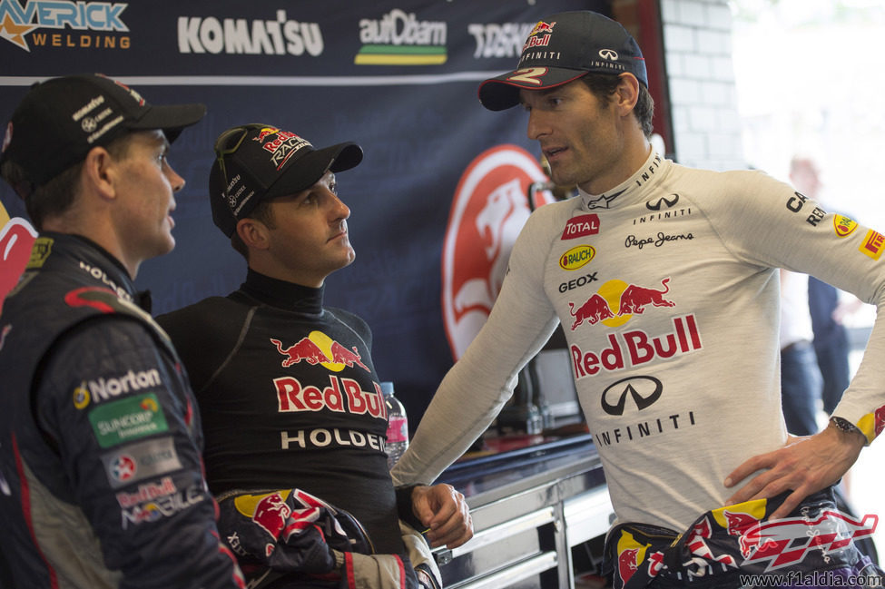 Mark Webber habla con sus compañeros pilotos