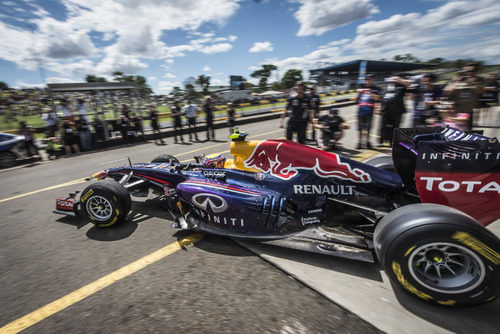 Mark Webber sale a pista con el RB7