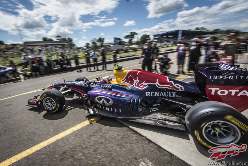 Mark Webber sale a pista con el RB7