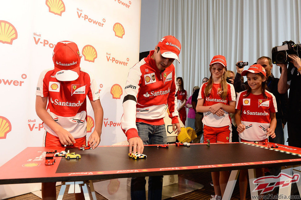 Fernando Alonso y Felipe Massa juegan con los Lego