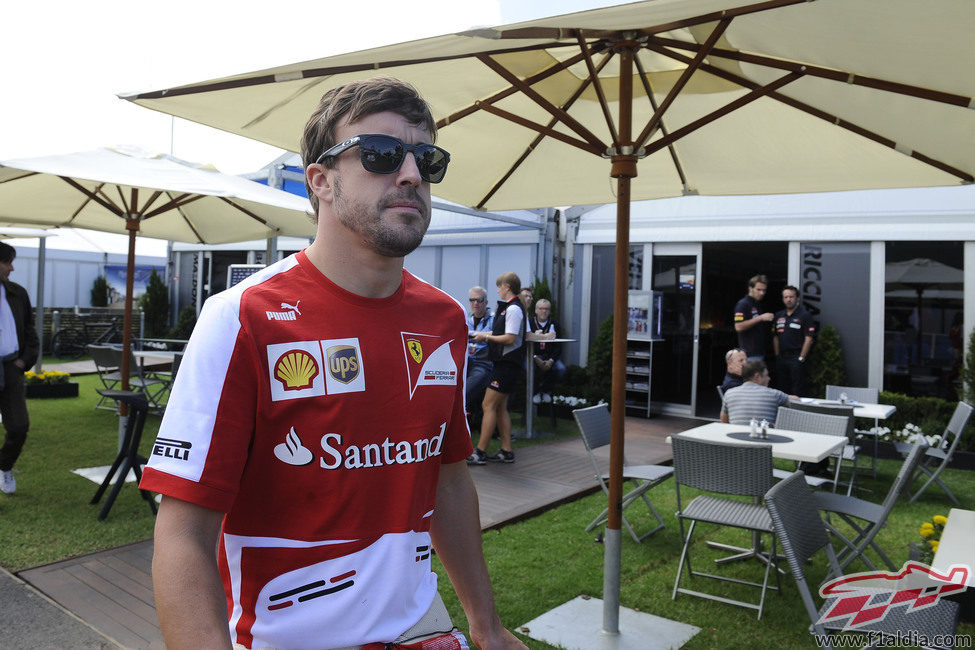 Fernando Alonso pasea por el paddock de Albert Park