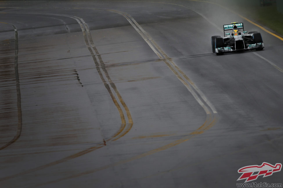 Lewis Hamilton pilota su Mercedes en la lluvia