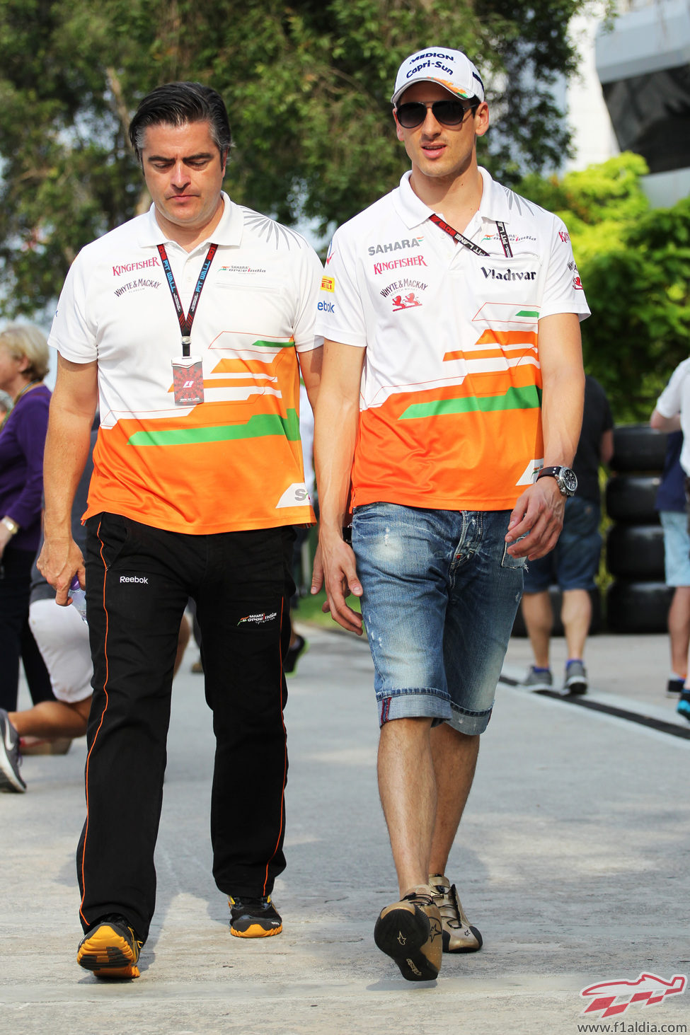 Adrian Sutil pasea por el paddock de de Kuala Lumpur