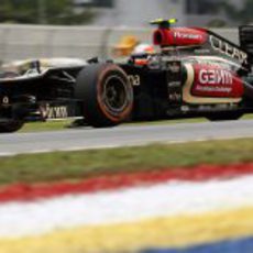 Romain Grosjean rueda en seco con el compuesto duro