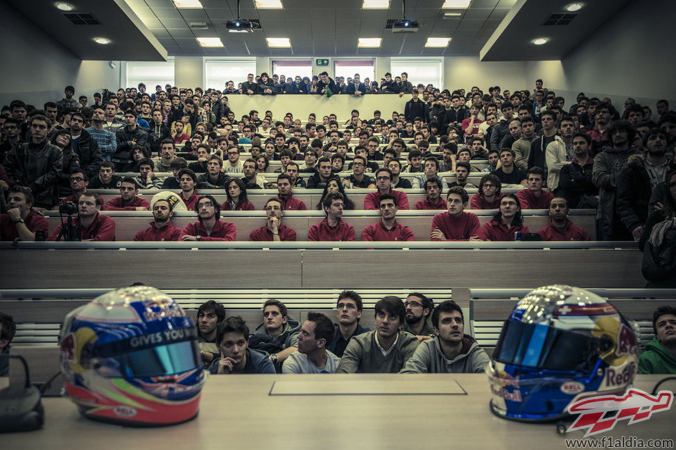 Los alumnos esperan al piloto de Toro Rosso