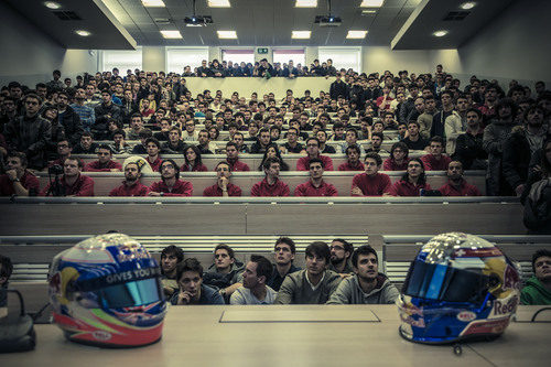 Los alumnos esperan al piloto de Toro Rosso