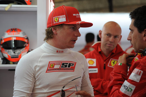 Raikkonen charla con sus mecánicos