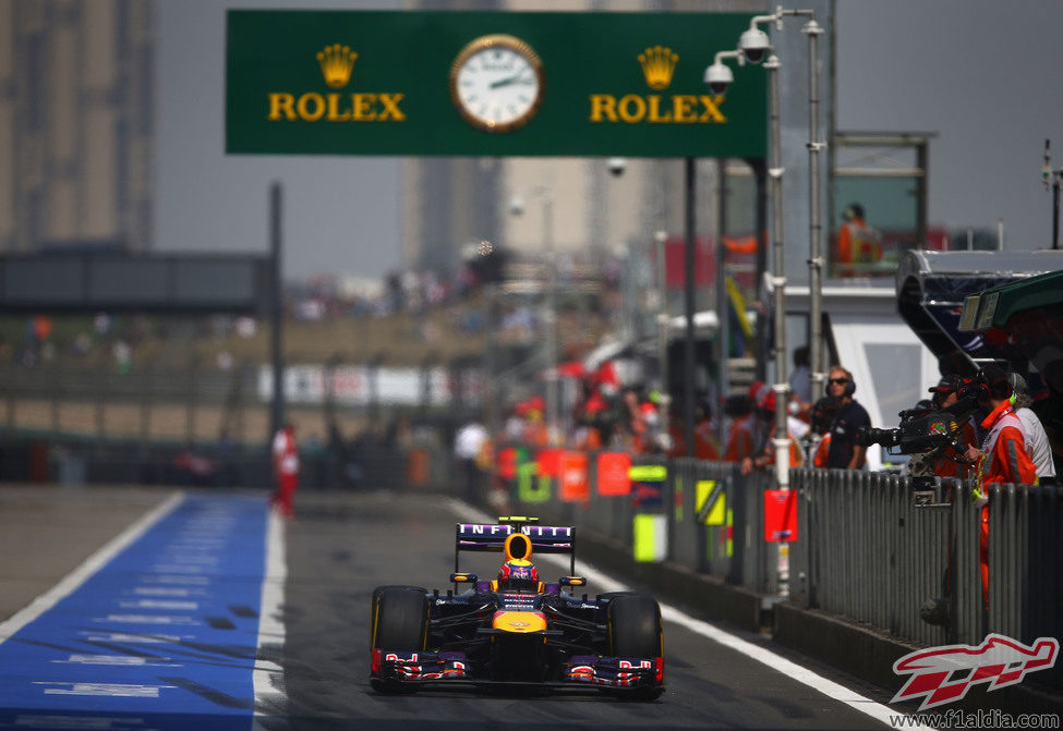 Mark Webber pasa con su RB9 por la calle de boxes