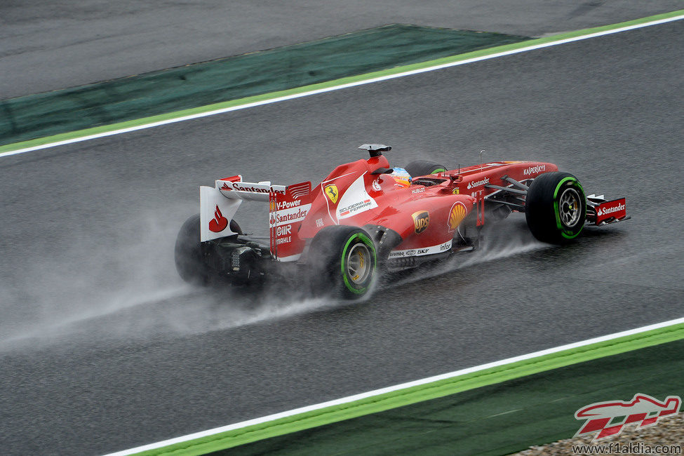 Fernando Alonso vuela sobre el asfalto mojado