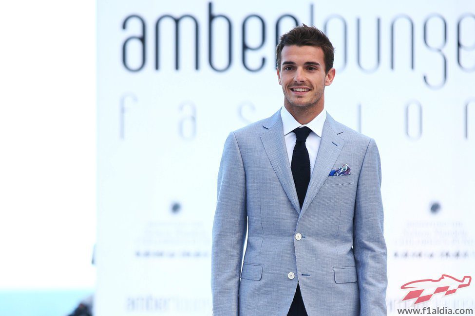 Jules Bianchi sonríe en el Amber Lounge