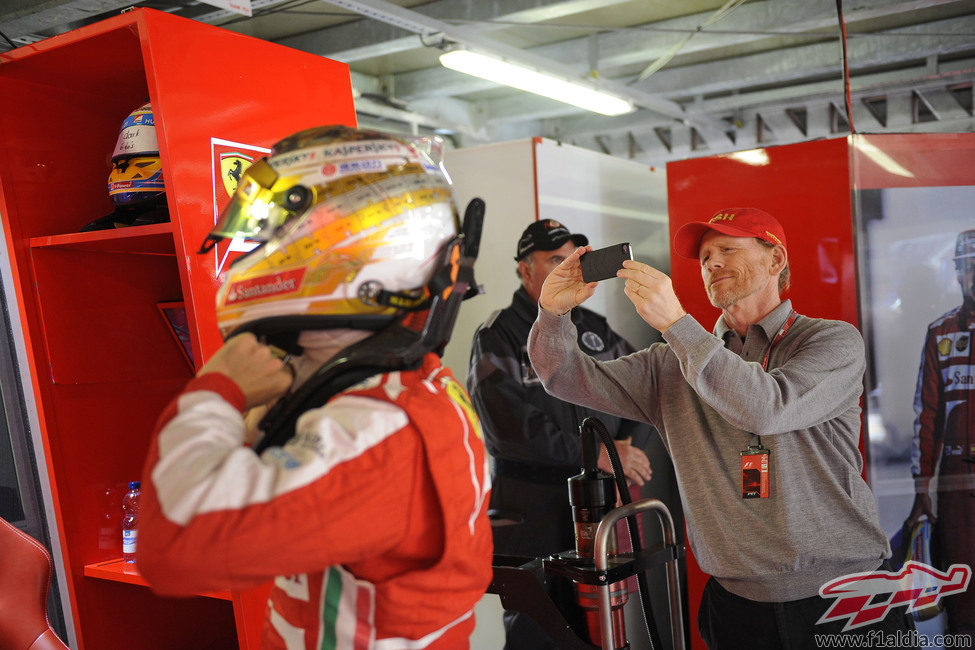 Ron Howard filma a Fernando Alonso en el box