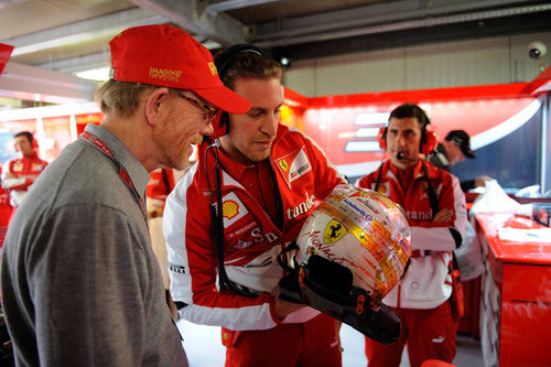 Ron Howard echa un vistazo al casco de Alonso