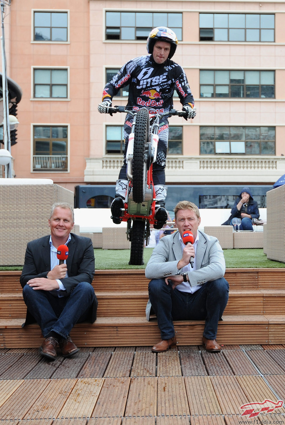 Dougie Lampkin salta en la retransmisión de Sky