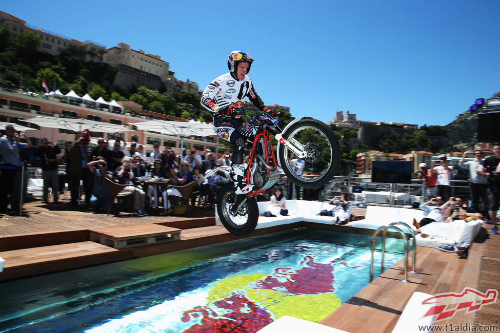 Dougie Lampkin salta sobre la piscina de Red Bull