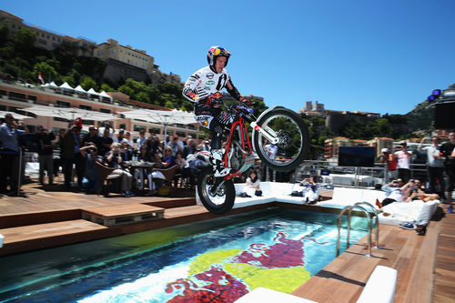 Dougie Lampkin salta sobre la piscina de Red Bull