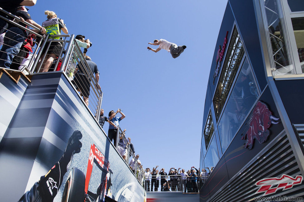 Ryan Doyle se exhibe en la Red Bull Energy Station