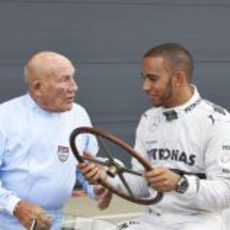 Lewis Hamilton juguetea con el antiguo volante