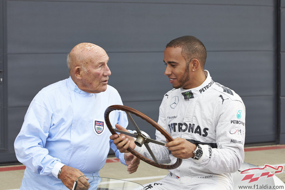 Lewis Hamilton juguetea con el antiguo volante