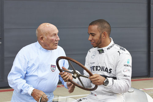 Lewis Hamilton juguetea con el antiguo volante