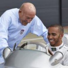 Lewis Hamilton prueba el volante del W 196