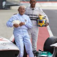 Lewis Hamilton posa con su casco junto a Stirling Moss