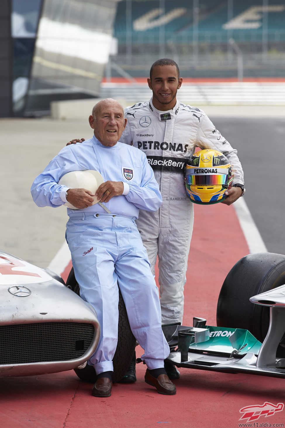 Lewis Hamilton posa con su casco junto a Stirling Moss