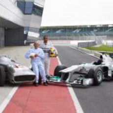 Lewis Hamilton y Stirling Moss, junto al W02 y al W 196