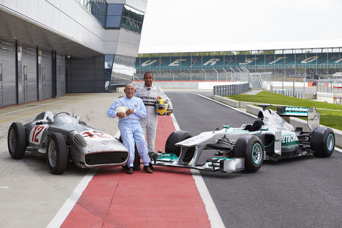 Lewis Hamilton y Stirling Moss, junto al W02 y al W 196