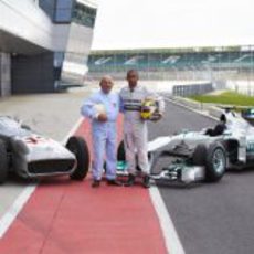 Stirling Moss y Lewis Hamilton posan juntos