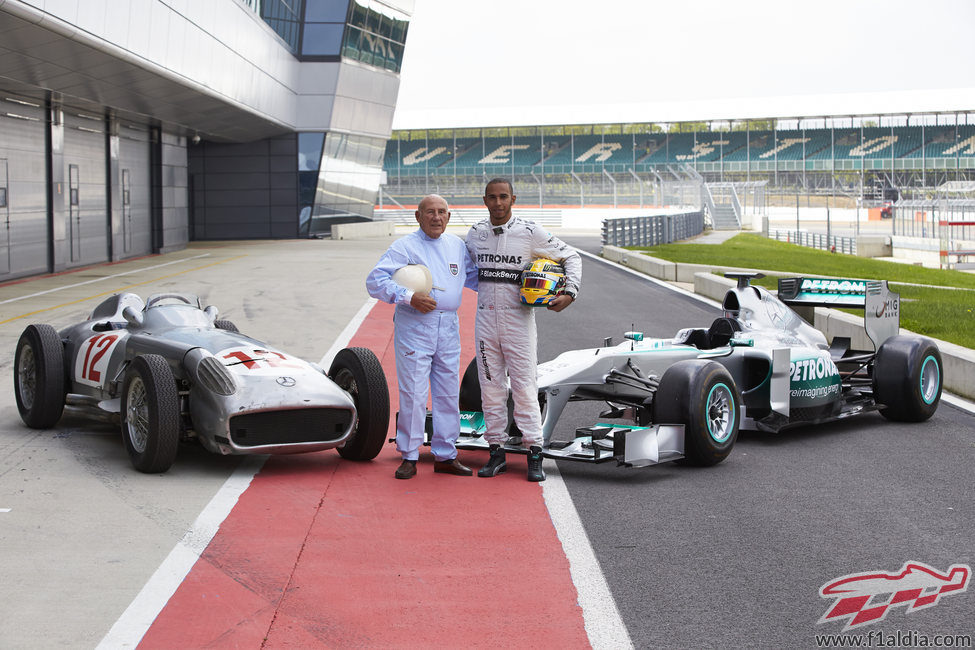 Stirling Moss y Lewis Hamilton posan juntos