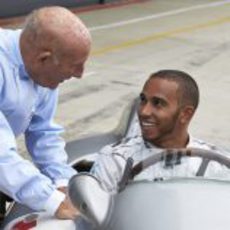 Lewis Hamilton y Stirling Moss sonríen en Silverstone