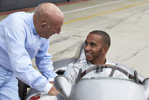 Lewis Hamilton y Stirling Moss sonríen en Silverstone