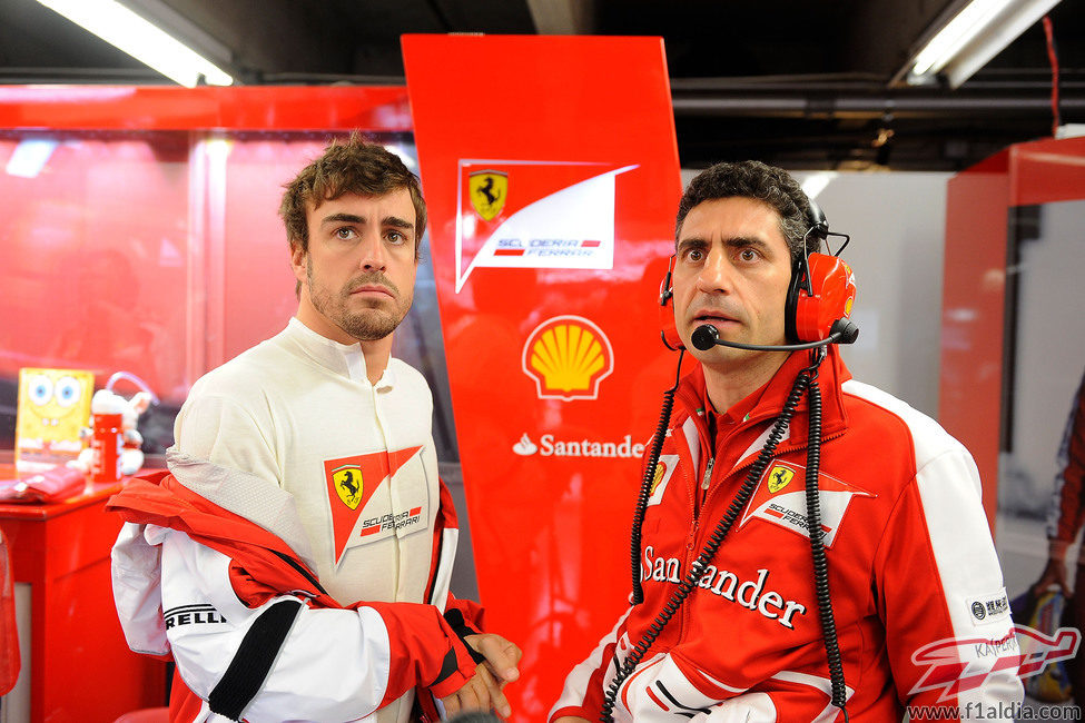 Fernando Alonso y Andrea Stella, atentos