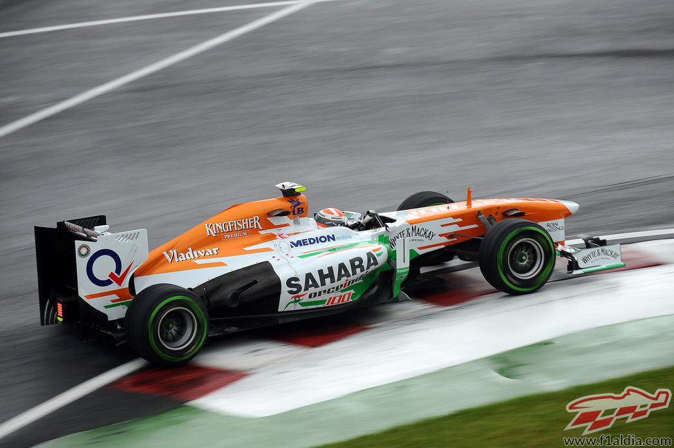 Adrian Sutil llega a una curva en Montreal