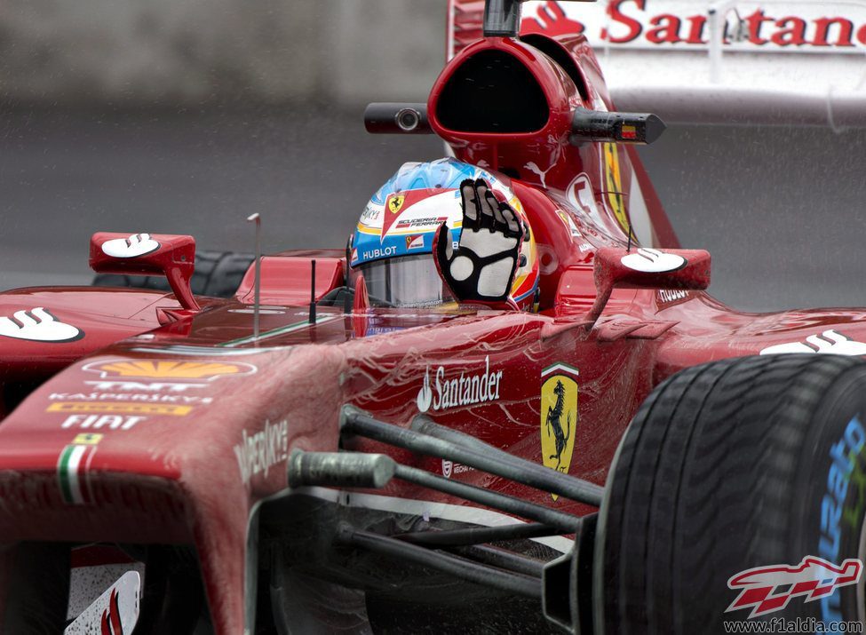 Fernando Alonso saluda a la grada canadiense