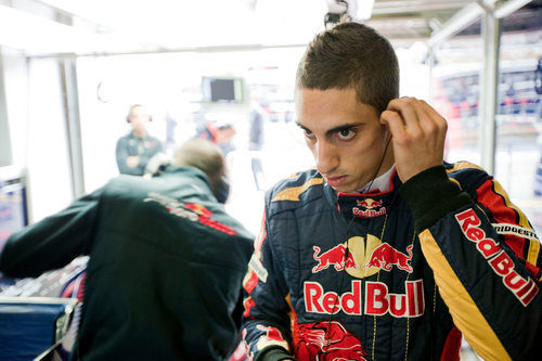 Buemi en el box de Toro Rosso