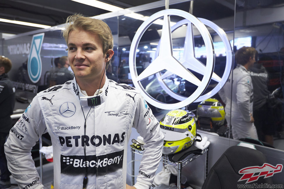 Nico Rosberg sonriente justo a la estrella de Mercedes