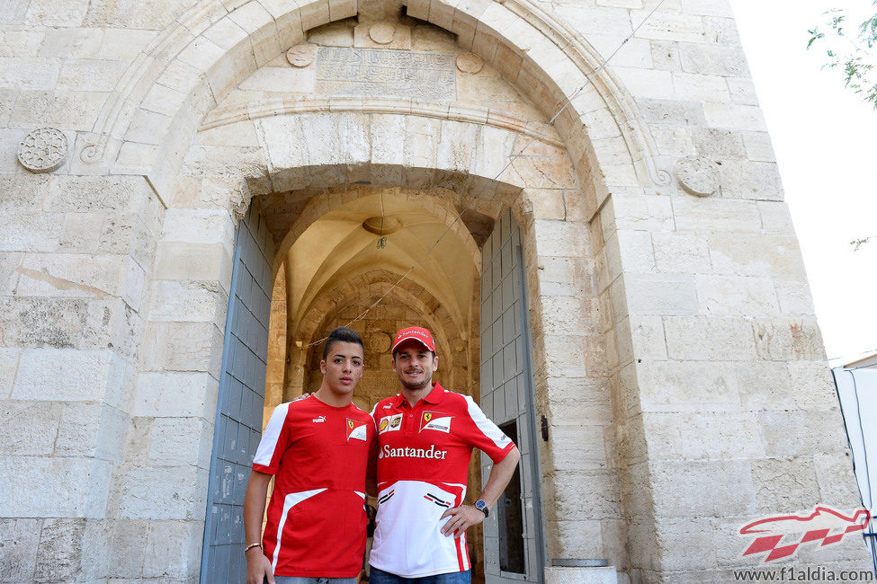 Antonio Fuoco posa junto a Giancarlo Fisichella