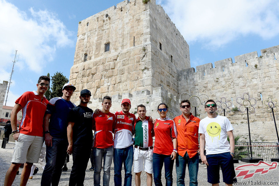 Los protagonistas del evento posan para una foto en la espectacular ciudad de Jerusalén