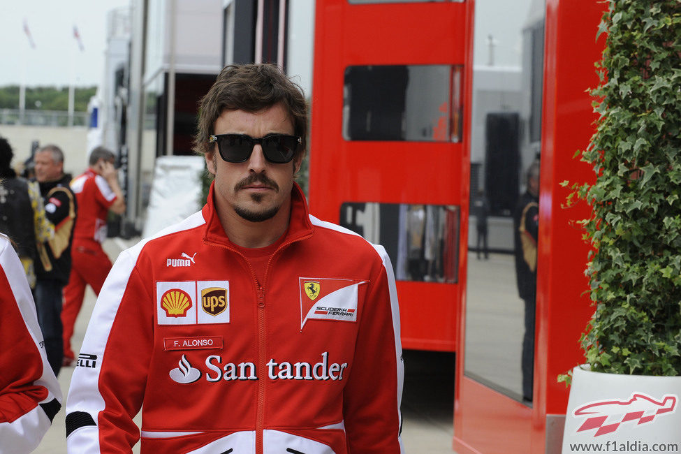 Fernando Alonso camina por el paddock de Silverstone