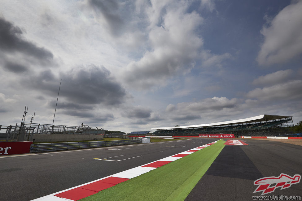 Entrada a meta en la nueva sección Arena de Silverstone