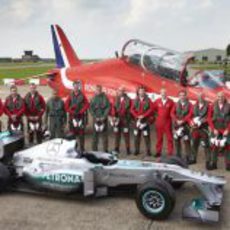 Lewis Hamilton y Mercedes junto a los 'Red Arrows'