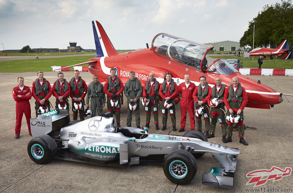 Lewis Hamilton y Mercedes junto a los 'Red Arrows'