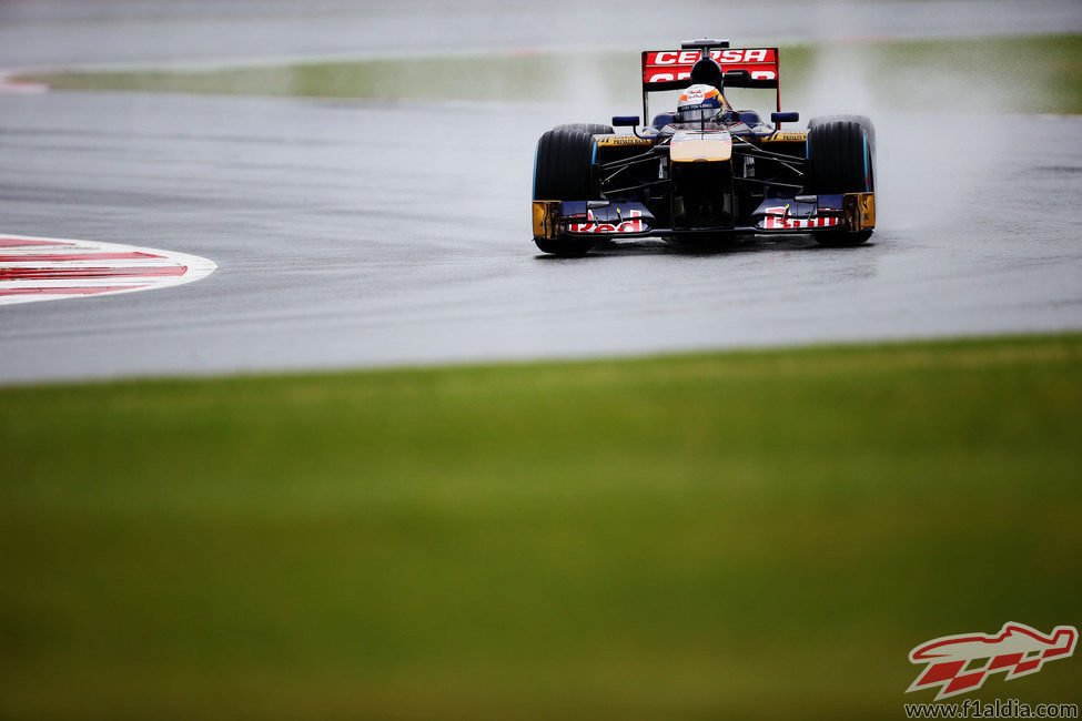 Jean-Eric Vergne afronta una de las curvas de Silverstone