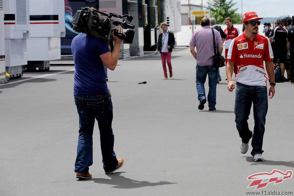 Fernando Alonso pasea por el 'paddock' alemán